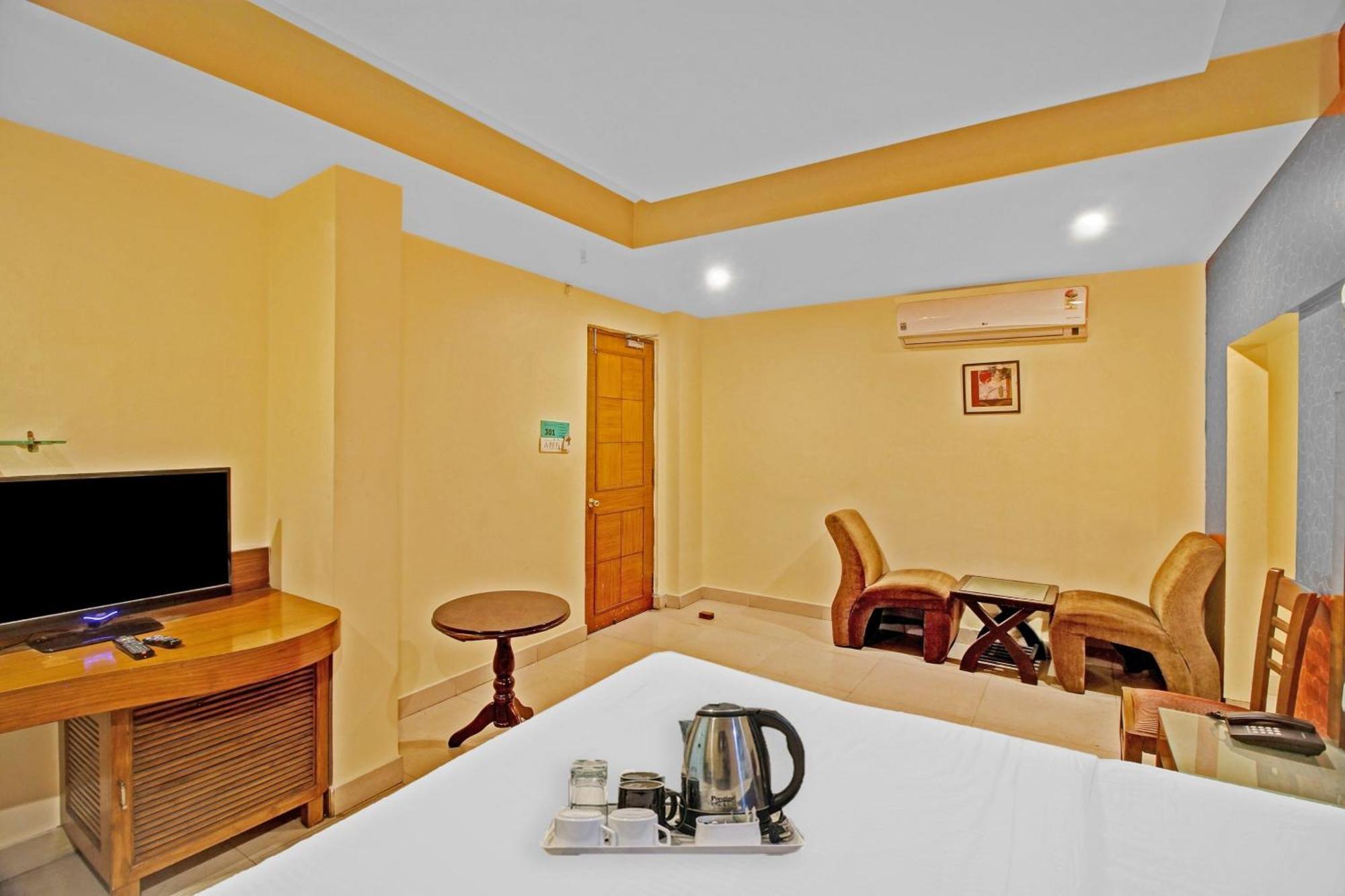 Townhouse The Grand Plaza Hotel Hyderabad Exterior photo